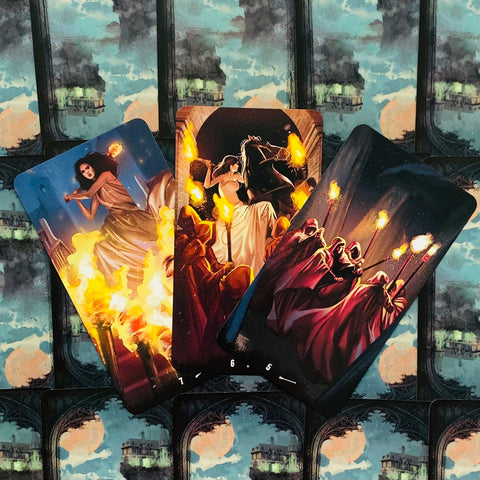 tarot kortos fanuotos trimis atverstomis iliustruotomis kortomis su degliais, dramatiška tamsia meno estetika ir kortų fono raštu