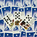 Lenormand kortos su mėlynais nugarėliais, trys atverstos figūrinės kortos (rožė, kalnai, ugnis) parodo konkretaus varianto detalę