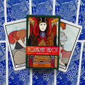 Aquarian Tarot kortų komplektas su dekoratyvia dėžute (David Palladini), priekyje dvi atidengtos kortos ir mėlyni raštuoti nugarėliai