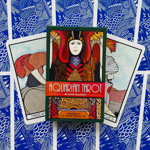 Aquarian Tarot kortų komplektas su dekoratyvia dėžute (David Palladini), priekyje dvi atidengtos kortos ir mėlyni raštuoti nugarėliai