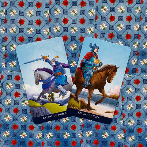 Tarot kortos (informacinė): Riteris kalavijo ir Riteris taurės su mėlynais atspalviais ant gėlėto fono, skirtos produktų galerijai