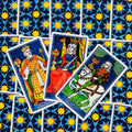 Tarot kortos — spalvotas RWS stiliaus rinkinys: trys atverstos karališkosios kortos ant mėlyno raštuoto nugarėlių fono