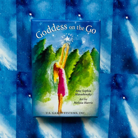 Kortų rinkinys Goddess on the Go dėžutė su akvareline viršeliu — mergina rožinėje suknele siekia žvaigždės prieš mėlyną žvaigždėtą foną
