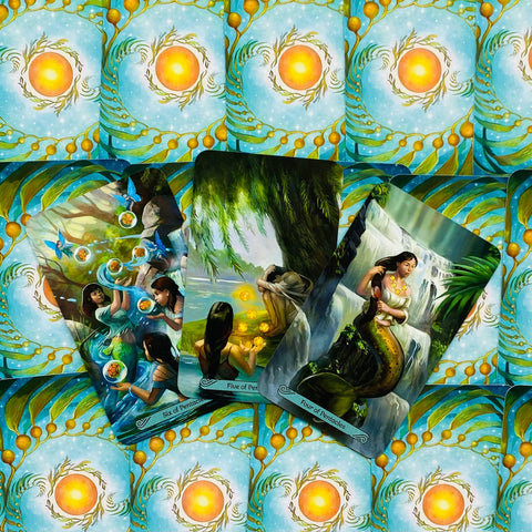 Tarot kortos – trys atviros kortos su žaliomis ir mėlynomis jūrų tematikos iliustracijomis, išdėstytos ant šviesių saulės rašto nugarėlių