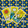 Tarot kortos trijų didžiųjų arkana rinkinyje – Saulė, Mėnulis ir Žvaigždė ant mėlyno raštuoto nugarėlių fono