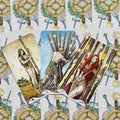 tarot kortos su lazdų rūšies trijule — iliustruotos kortos, mėlynas dangus fone, plokščias išdėstymas ir unikalios personažų pozos