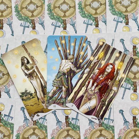 tarot kortos su lazdų rūšies trijule — iliustruotos kortos, mėlynas dangus fone, plokščias išdėstymas ir unikalios personažų pozos