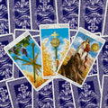 tarot kortos trijų kortų išdėstymas su mėlynais nugarėlių raštais, centre Ąsas lazdų, 2 lazdų ir Monetų karalius