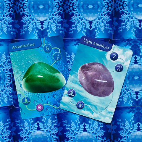 Oracle kortos su Aventurine (žalia) ir Light Amethyst (šviesiai violetinė), stambus kampas, dvi skirtingos kortų versijos priekyje