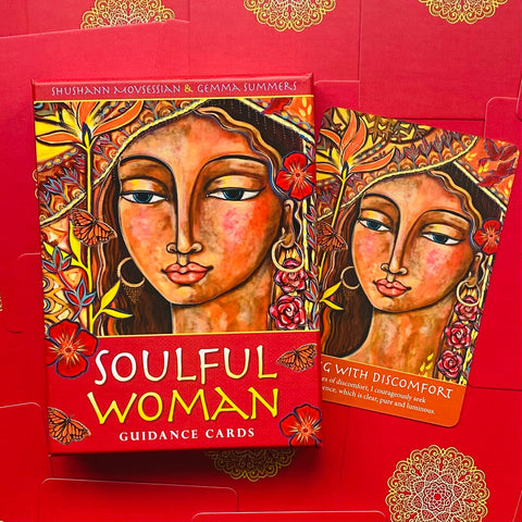 Soulful Woman kortos raudonoje dėžutėje su auksiniais raštais, matoma dėžutės priekinė dalis ir viena atversta korta šone