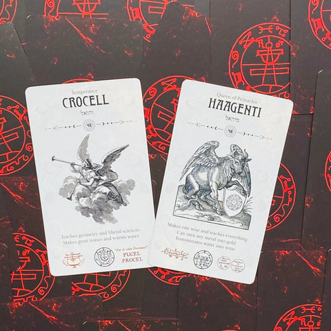 tarot kortos Crocell ir Haagenti, baltos priekinės pusės su juodai baltomis angelų ir mitinėmis iliustracijomis, parodytos kaip serijos fronto variantas