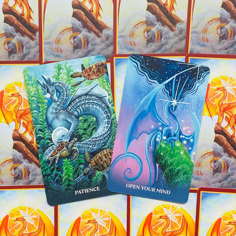 tarot kortos su dviem atverstais variantais — žaliai mėlyna „Patience“ ir violetinė „Open Your Mind“, ryškios oranžinės nugarėlės