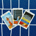 Tarot kortos – mėlynos nugarėlės komplektas su išskleista trijų kalavijų seka (Aštuoni, Devyni, Dešimt) centre