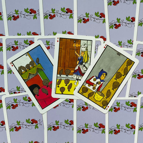 tarot kortos Rider–Waite stiliaus komplektas: trys atverstos kortos (9, 10, VIII) išdėstytos ant violetinių gėlėtų nugarėlių
