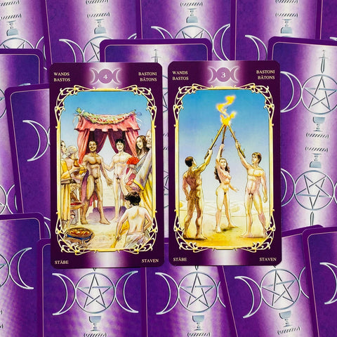 Tarot kortos Rider–Waite stiliaus su violetiniais nugarėlių raštais, parodytos Trijų ir Keturių lazdelės priekinės pusės