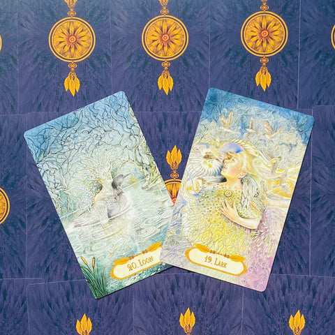 Tarot kortos, dvi atviros kortos (19 Lark, 20 Loon) su švelniu mėlynu fono raštu ir detaliu piešiniu
