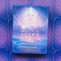 Oracle kortų rinkinys Hidden Worlds, Lucy Cavendish — violetinė‑mėlyna dėžutė, priekinis dangtis su Gilbert Williams eterinės figūros iliustracija, parduotuvės prekės frontas