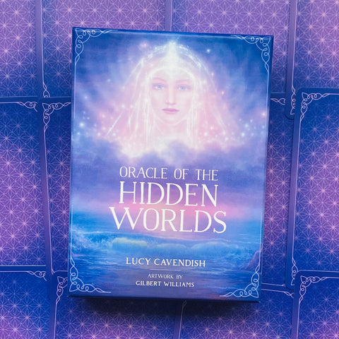 Oracle kortų rinkinys Hidden Worlds, Lucy Cavendish — violetinė‑mėlyna dėžutė, priekinis dangtis su Gilbert Williams eterinės figūros iliustracija, parduotuvės prekės frontas