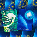 Orakulio kortos: dvi atverstos kortos — žalia Inner Alchemy ir mėlyna Heart Compass ant mėlyno žvaigždėto fono