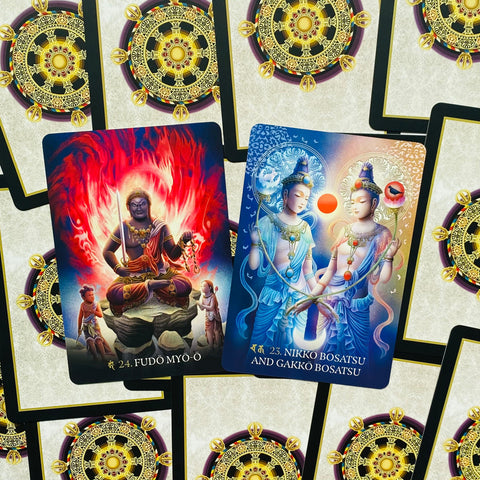 tarot kortos – ryškios raudonos Fudō Myō-ō ir mėlynos Nikko Bosatsu kortos, vertikalus poros išdėstymas produkto peržiūrai