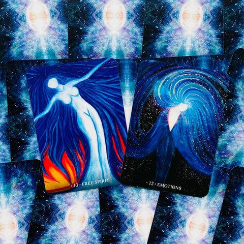 Kortos: kosminė oracle kortų pora su mėlynomis iliustracijomis Free Spirit ir Emotions, kampuotos su raudonu akcentu apačioje