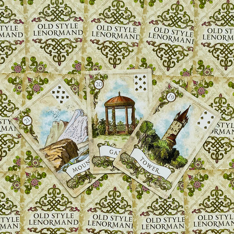 Lenormand kortų komplektas Old Style su kreminiu dėklu ir trimis atverstomis kortomis — Bokštas, Sodas, Kalnai, ornamentuotame fone