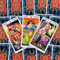 Tarot kortos trys atverstos kortos (Imperatorius, Imperatorė, Vyriausioji kunigė) ant raudno‑mėlyno keltų rašto fono