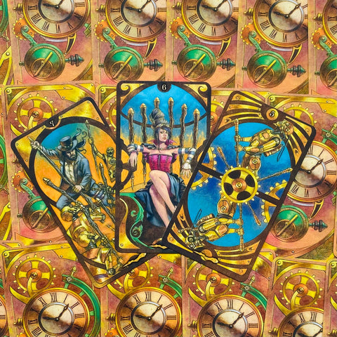 Tarot kortos steampunk stiliaus, trys atviros kortos su moteriška figūra ir mechaninių laikrodžių nugarėlėmis, parodyta kaip komplekto informacijai