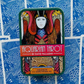 Aquarian Tarot metalinė dėžutė su David Palladini viršeliu, ryškiais raštais ir mėlynu kortų fono ornamentu