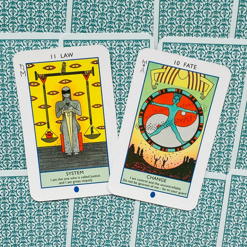 tarot kortos atviros: dvi spalvingos priekinių kortų variacijos – geltona Law ir žalia-oranžinė Fate ant raštuoto turkio fono