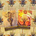 tarot kortos su dekoratyviais auksiniais nugarėliais, dvi atverstos kortos — Senovės galios ir Sothis gausos variantai