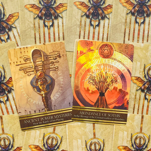 tarot kortos su dekoratyviais auksiniais nugarėliais, dvi atverstos kortos — Senovės galios ir Sothis gausos variantai