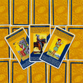 tarot kortos – geltonai mėlynas pentaklių komplektas su trimis atverstomis kortomis centre, rodantis skirtingus piešinius ir apmušalus