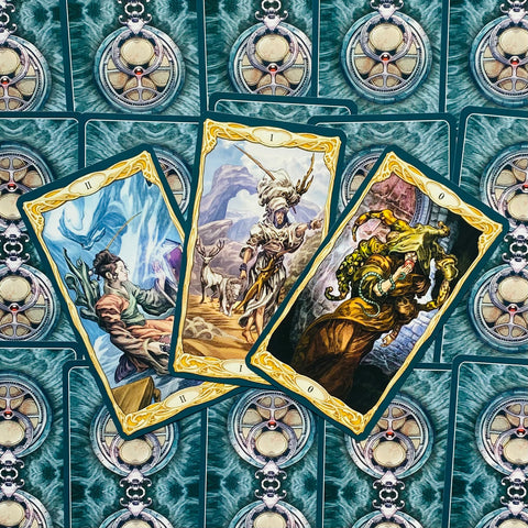 Tarot kortos – trijų pagrindinių arkanų išklotė su tamsiai žaliais nugarėlių raštais, skirta asmeniniam skaitiniui