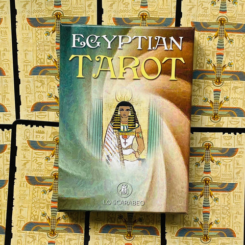 Produkto puslapis — Egyptian Tarot kortų rinkinys (Lo Scarabeo), dėžutės priekinis vaizdas žalsvai rusvame fone ant išskleistų kortų raštų