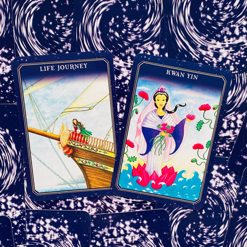 tarot kortos – atverstos dvi kortos „Life Journey“ ir „Kwan Yin“, tamsiai mėlynos nugarėlės, žiūrima iš viršaus
