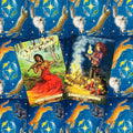 Tarot kortos rinkinys su dviem spalvingomis kortomis (aistros ir ugnies motyvai) ant mėlyno kačių–žvaigždžių fono