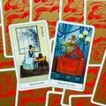 Tarot kortos, dvi kortos (Page of Cups, Knight of Cups) rodoma su rytietiškais piešiniais ir raudonomis nugarėlėmis