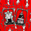 Taro kortos komplektas su dviem atviromis kortomis — Pentagram ir Kitchen Witchery, ryškiai raudonos nugarėlės, arti fiksuotas kampas