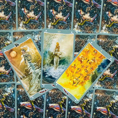 tarot kortos su subtiliomis fantazinėmis iliustracijomis — trys atvertos kortos (10 ir 9), pilki kraštai ir ornamentuotas fonas