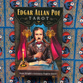 Edgaro Allano Poe taro kortų dėžutė su Poe portretu, auksinėmis detalėmis ir žvake ant mėlyno raštuoto fono
