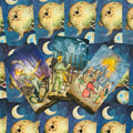Tarot kortos su mėlynais mėnulio nugarėliais, trys priekinių kortų variantai (8, 9 ir 10 lazdų) demonstruoja detalų, rankų pieštą meną