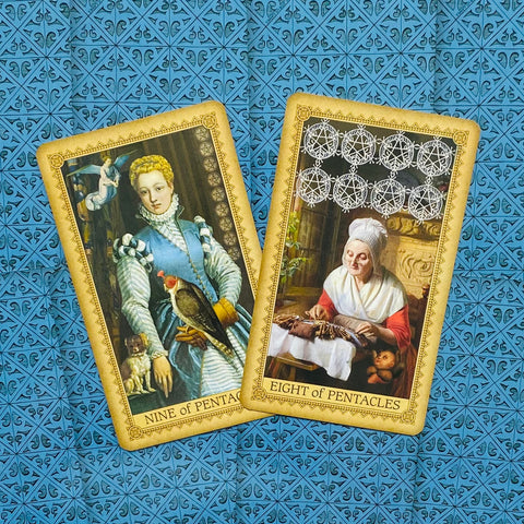 tarot kortos, dvi kortos (Nine of Pentacles ir Eight of Pentacles) parodytos iš priekio, sudėtos ant mėlyno raštuoto fono