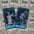 Tarot kortos mėlyna leidimo versija, plokščiai išdėstytos – matomos The Magician ir The Fool kortos ant ornamentinio fono