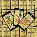 Tarot kortos su egiptietiškais motyvais, 78 kortų papiruso rinkinys, centre trys skirtingos kortos