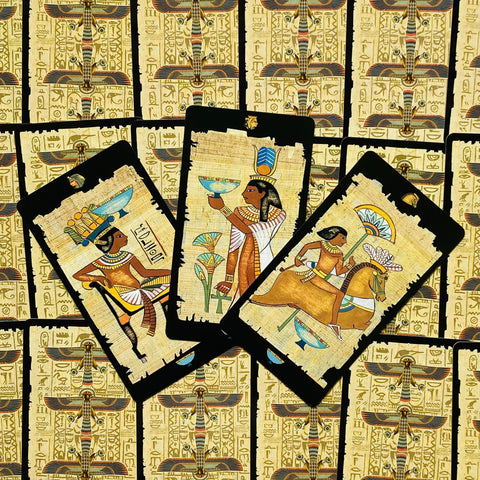 Tarot kortos su egiptietiškais motyvais, 78 kortų papiruso rinkinys, centre trys skirtingos kortos