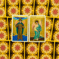 tarot kortos – dvi angelų kortos Melahėl ir Mahasiah ant geltonos mandalos nugarėlių, parodytos iš viršaus, variantas su angeliškais piešiniais