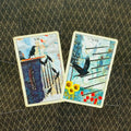 Tarot kortos, dviejų kortų išklotas: VII ir VIII su juodais varnais, saulėgrąžomis ir spalvotu fonu, atsidėję kampu ant raštuoto fono, skirtas skaitymui