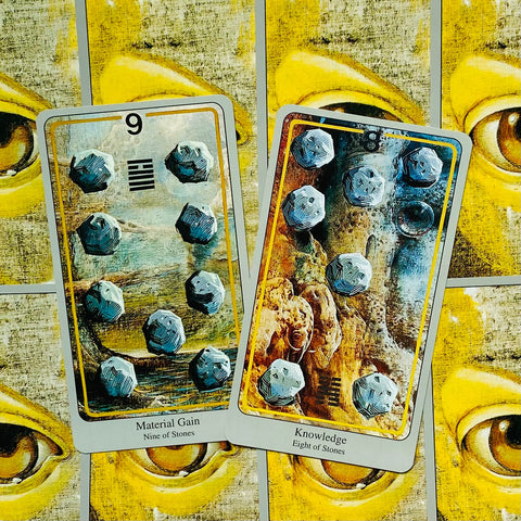 tarot kortos devyni ir aštuoni akmenys kortos, arti fotografuotos ant geltonos akių iliustracijos fono, matomi simboliai ir tekstai
