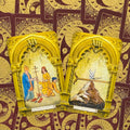 Tarot kortos su aukso arkos rėmeliais — atverstos Didžiosios Arkanos XIV Saikingumas ir XIII Mirtis ant raudono ornamentinio nugarėlių fono